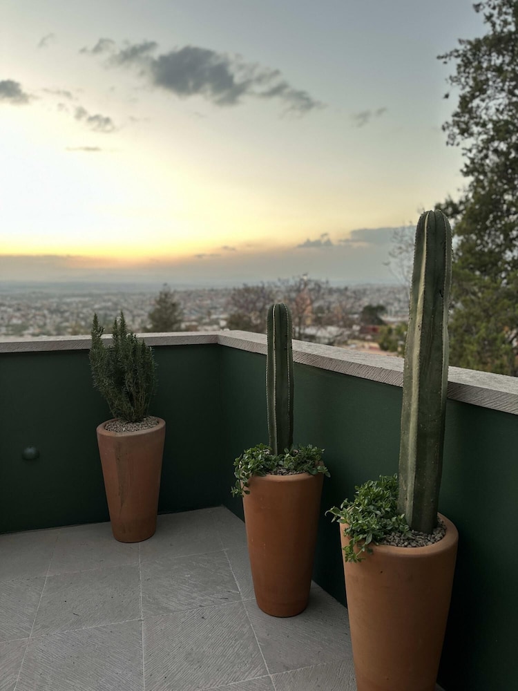 Centro Historico Home Overlooks the Parroquia view 3