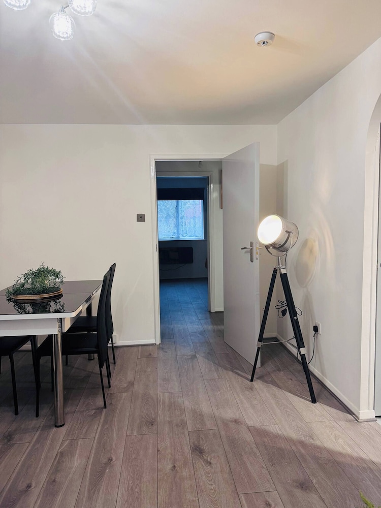 Stylish 1 Bed Flat Lakeside Shopping Mall