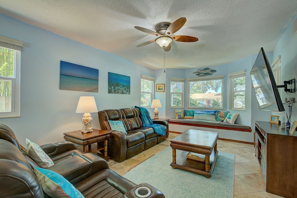Spacious 4 3 Retreat- Heated Pool-playroom