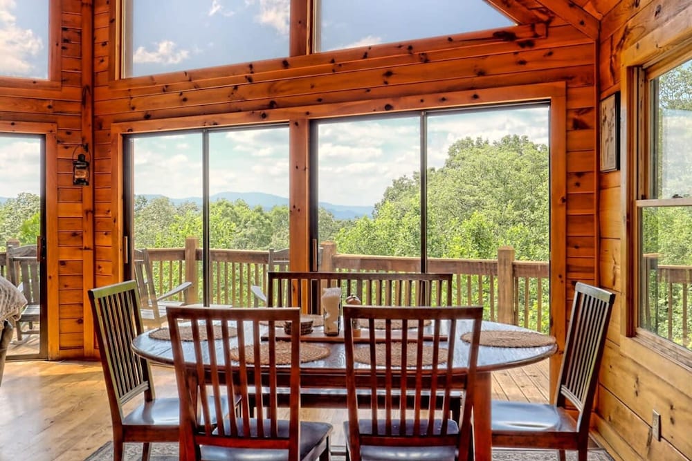 Hot Tub 3 Fireplaces Mountain Views Game Room