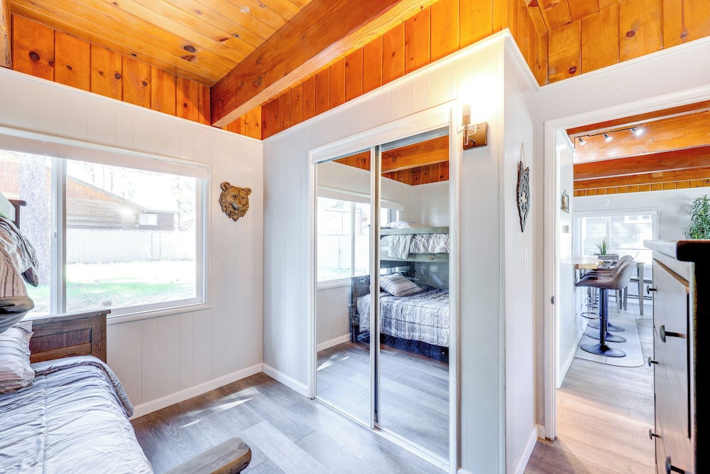 2 Mi to Trails: Modern Mountain Condo in Big Bear