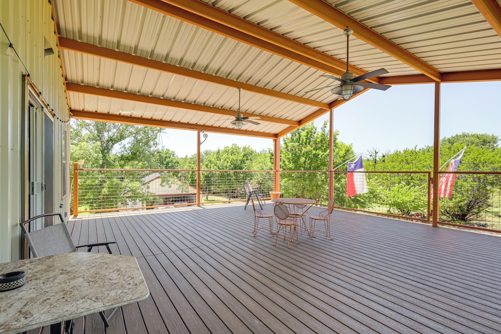6 Mi to Granbury City Beach Park: Apt w/ Veranda!