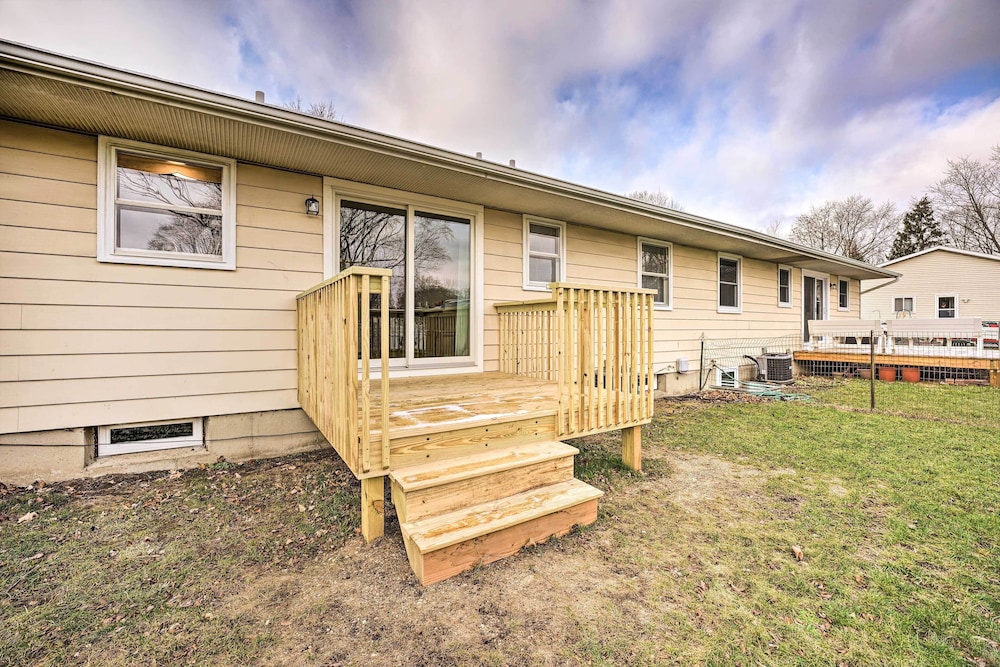 Homey Duplex - 10 Mi to Downtown Grand Rapids! view 3