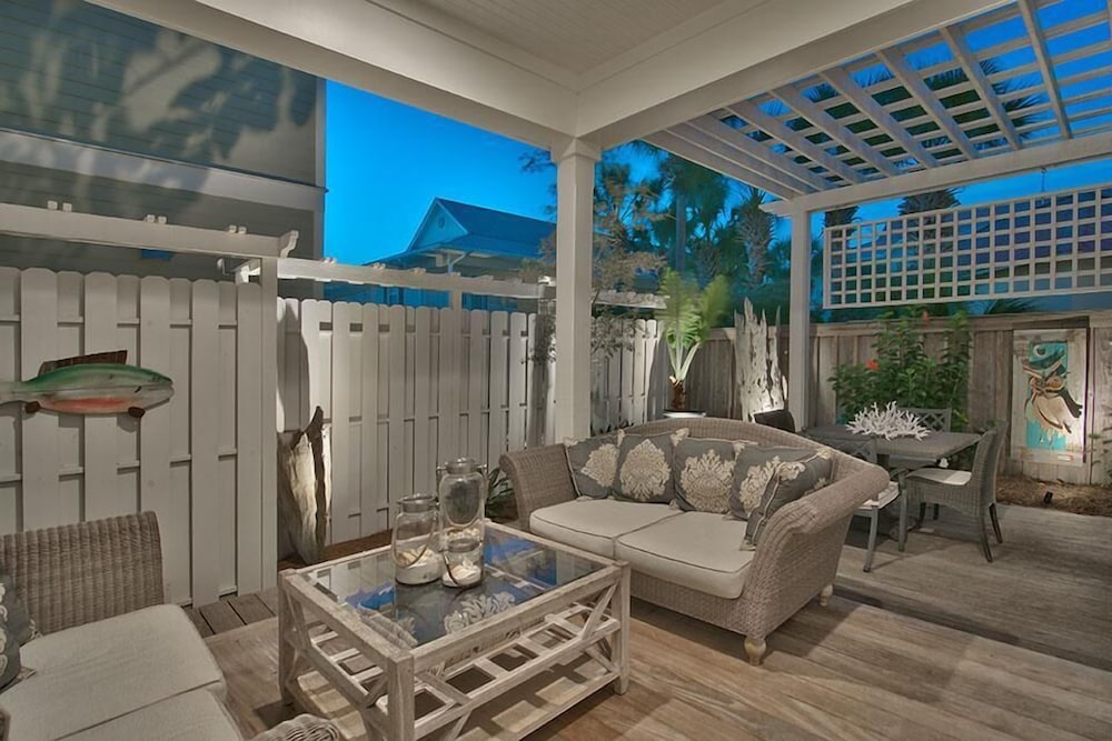 DRIFTWOOD 5 Bedroom Holiday Home by Five Star Properties