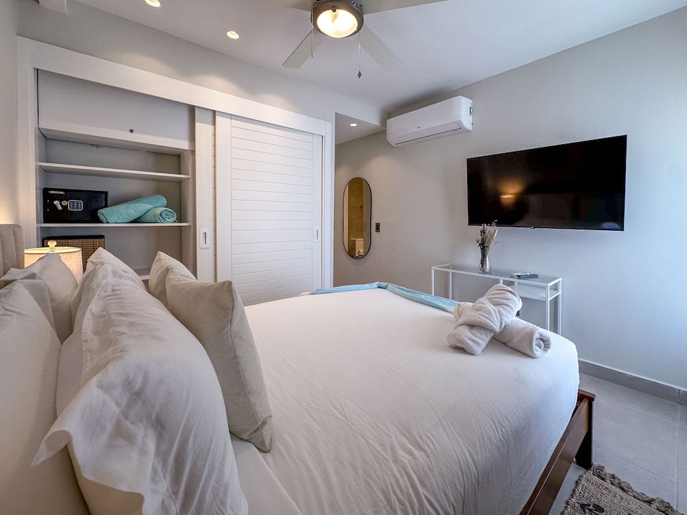 Beautiful Brand new Beach Condo w Picuzzi