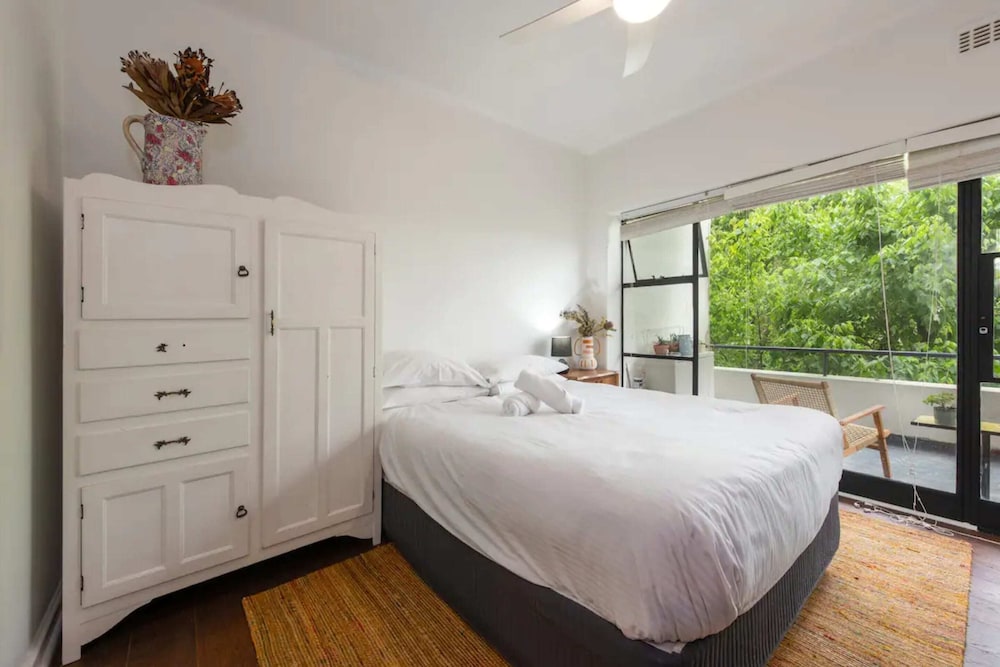 Mid-century 1 Bedroom Apartment on Albert Park With Parking view 2
