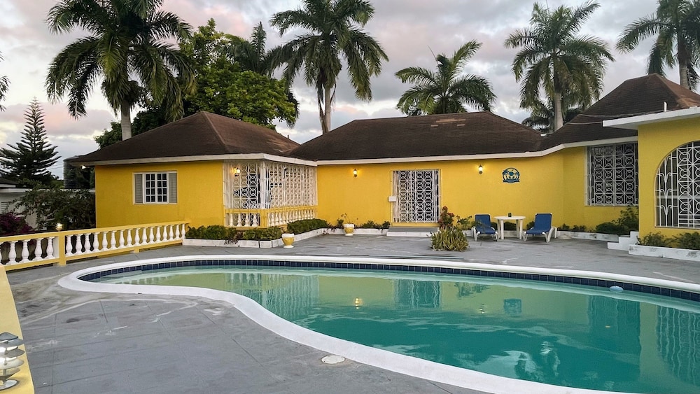 Boutique La Gloria 2BR Apt - Family Parking Pool
