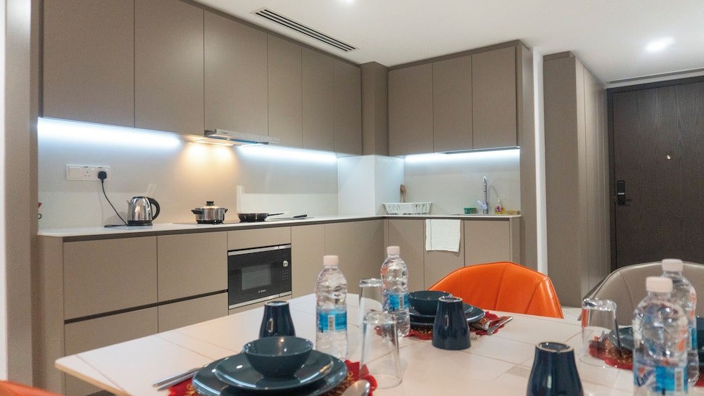 Moonway Luxury Suites At Eaton Residence