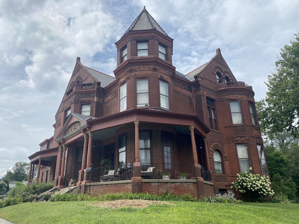 Vineyard Mansion & Carriage House Bed & Breakfast