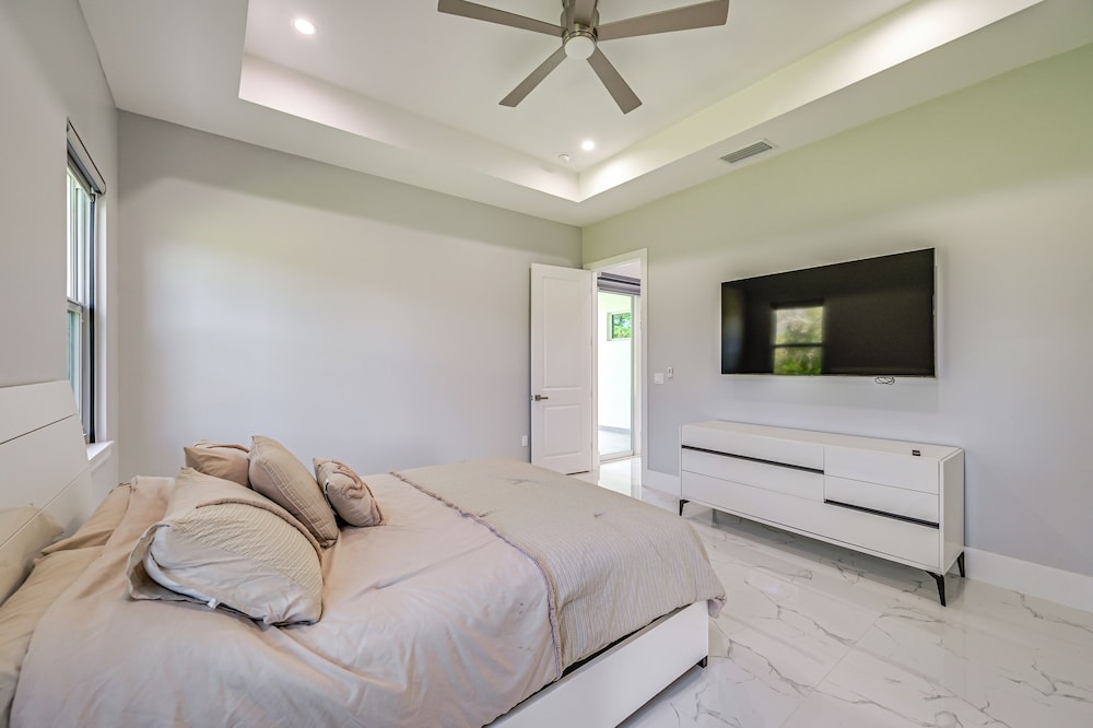 Pets Welcome - Home on 2.5 Acres in Naples!