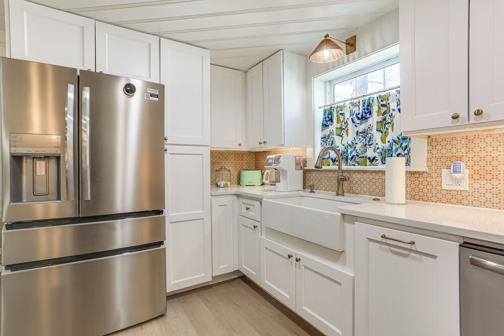 Walk to Lake Texoma: Kingston Retreat w/ Deck!
