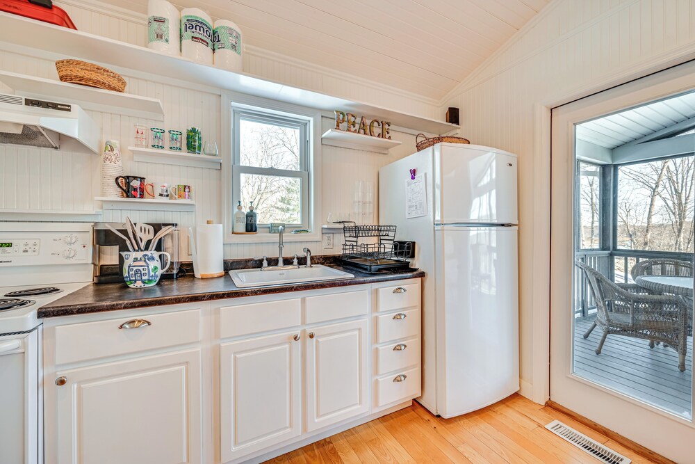 Nolin Lake Gem: Waterfront Retreat w/ Balcony!