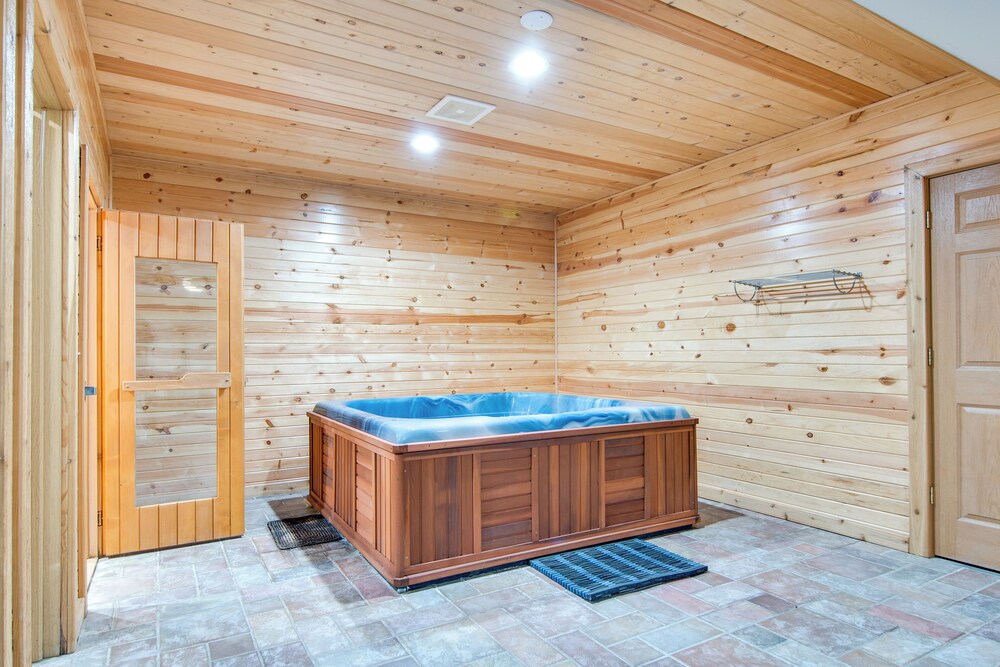 Hot Tub & Sauna: Hoffman Estates Villa in Elgin!