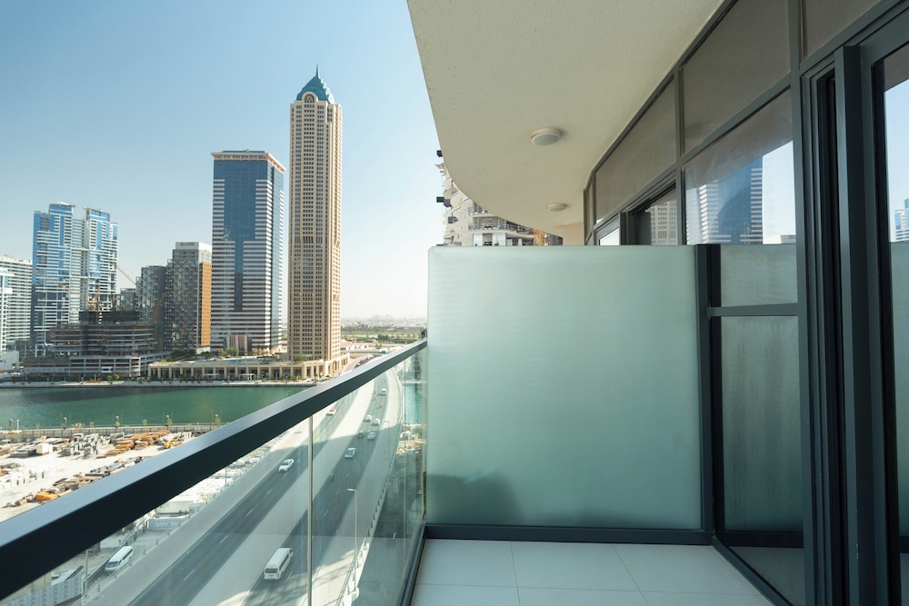 Lake-View 1BR Retreat in Business Bay