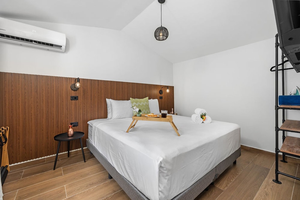 Brand NEW 2br1ba w Privatepool in Amazing Location