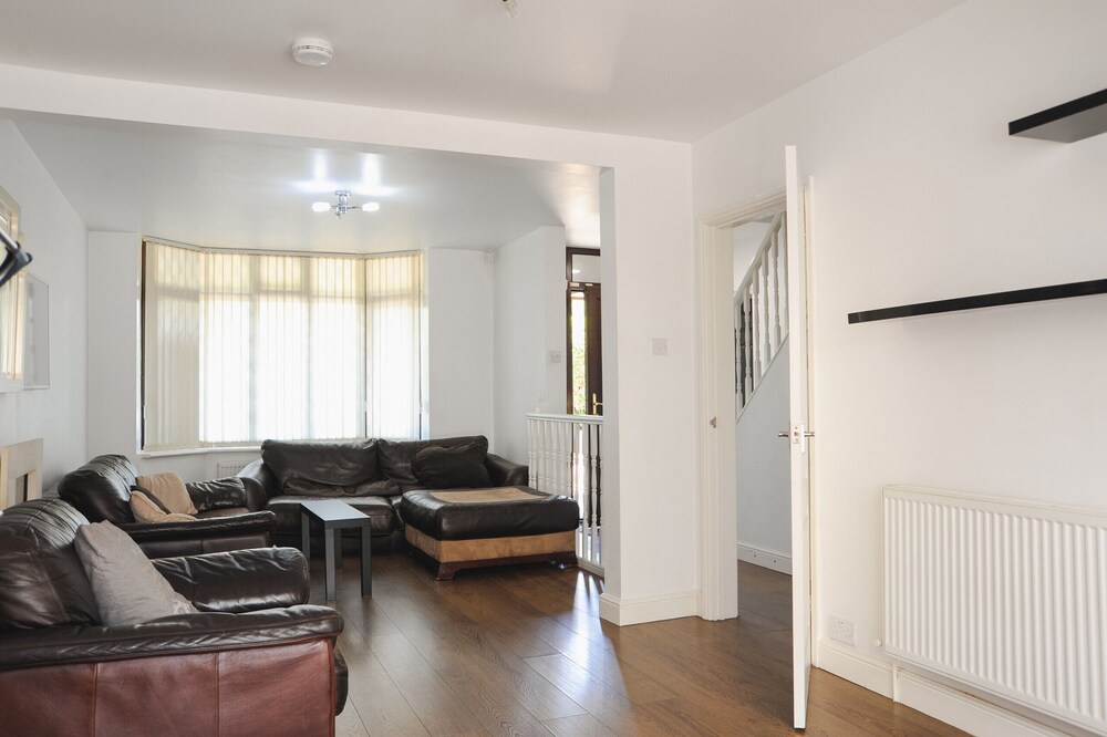Room in Guest Room - Bright Room in Coventry