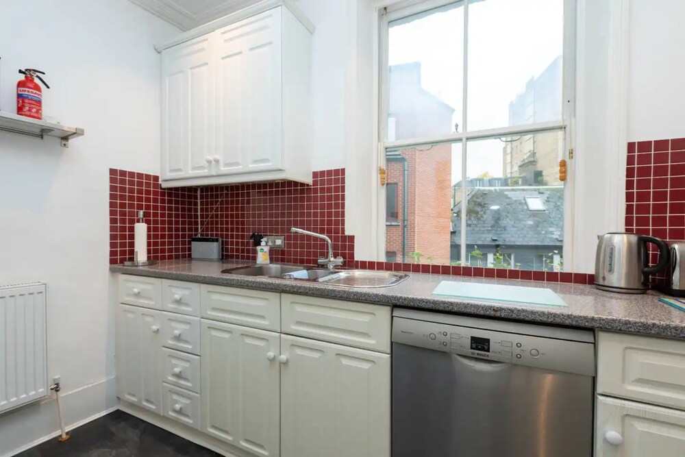 2 Bedroom 2 Bathroom Victorian Maisonette in Barbican