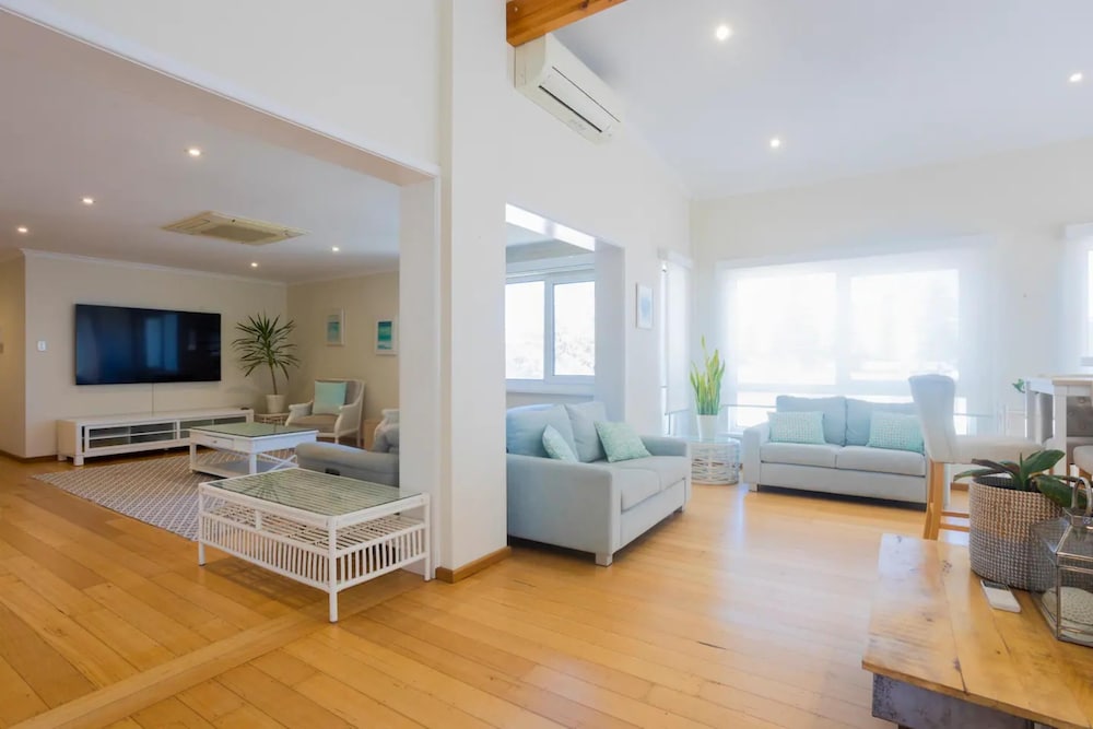 Beautiful 3BR Beachside Apt in Cottesloe!