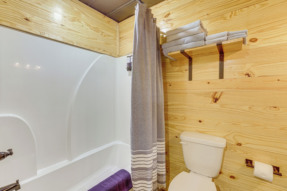3 Mi to Water: Logan Martin Lake Cabin Getaway