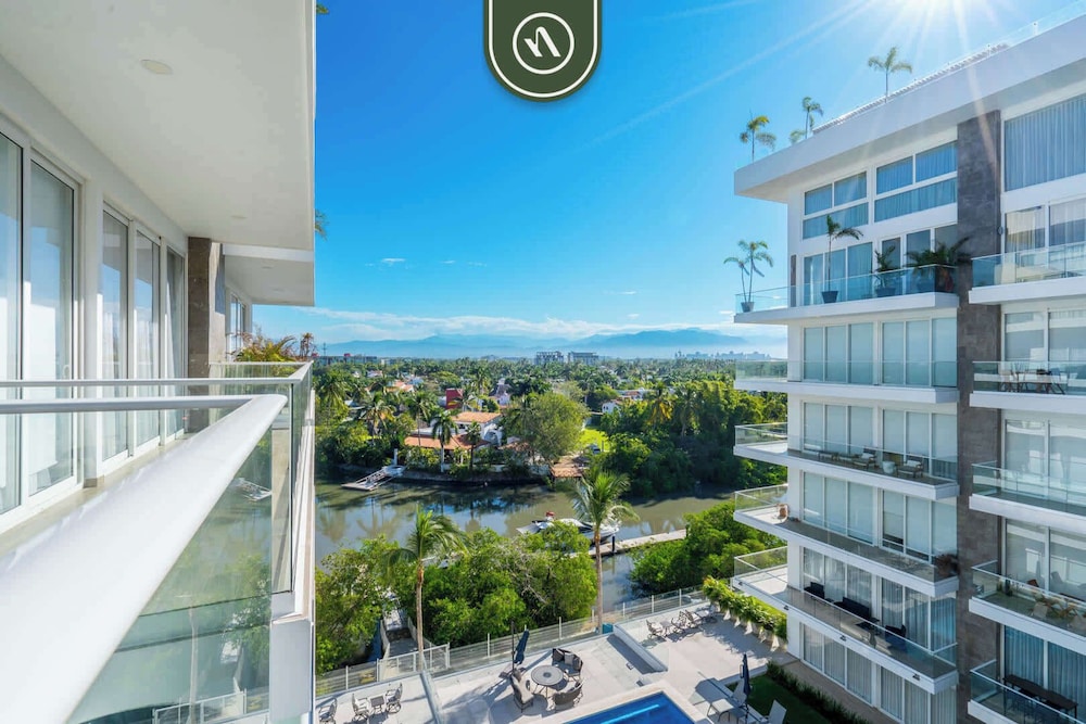 3BR Condo Right Next to the Beach - Pool - Palapa