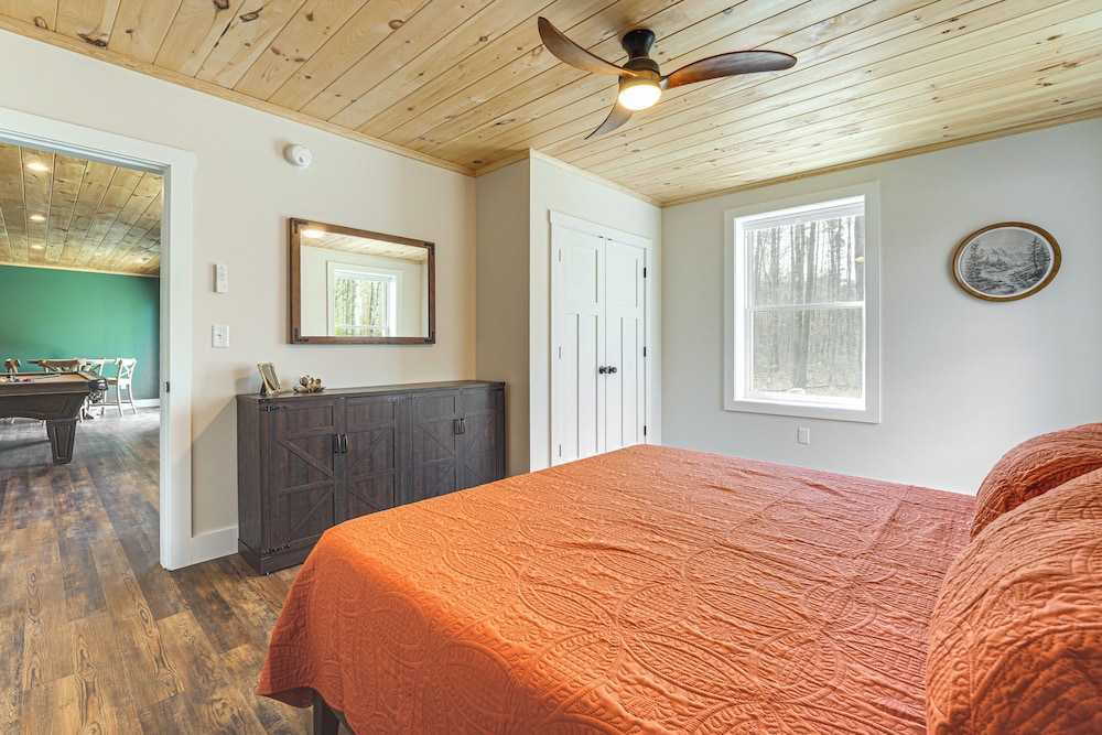 Walk to Sebago Town Beach: Luxe Townhome w/ Grill
