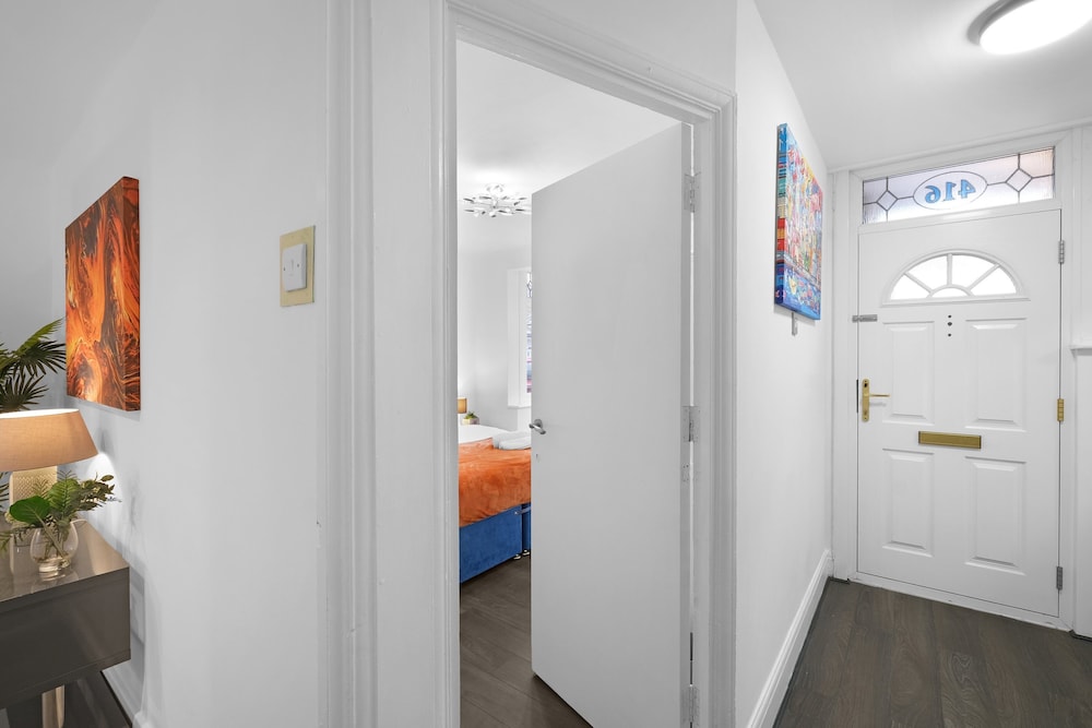 Spacious 5BR 3BA Serviced Hse in Croydon