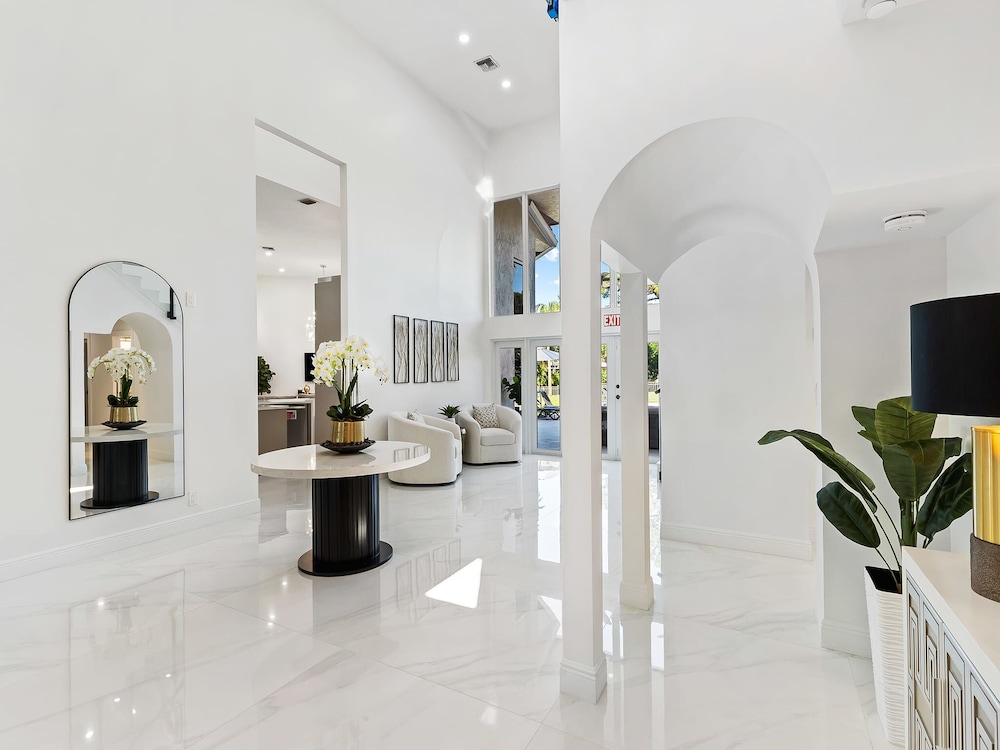 Luxurious 6-Bedroom Villa with Pool & Games