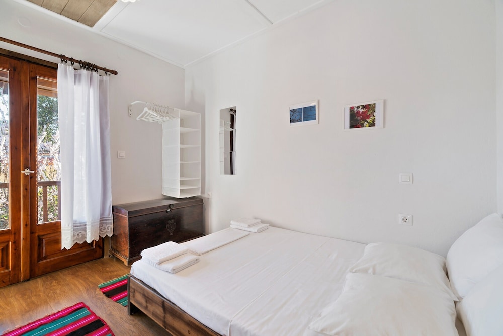 Snug Apartment in Agios Nikolaos With Garden view 3