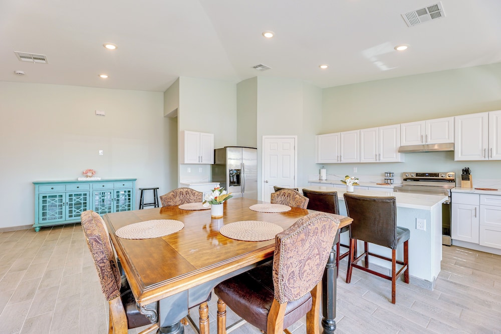 Mtn Views: Spacious Family Home in Casa Grande!