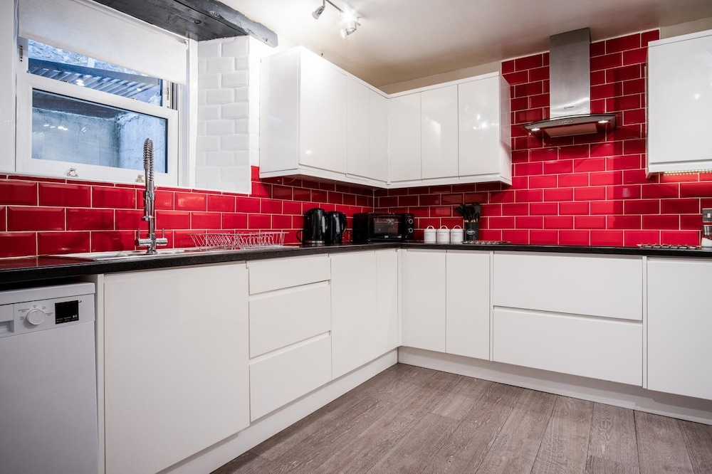 The Lanterns - 9 Bedroom - Sleeps 17 - Saundersfoot Village Centre