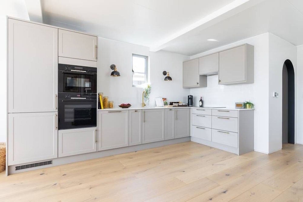 Cheyne Walk Houseboat by Onefinestay