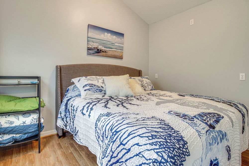 3 Mi to Icw: Coastal Carolina Home w/ Pool Access