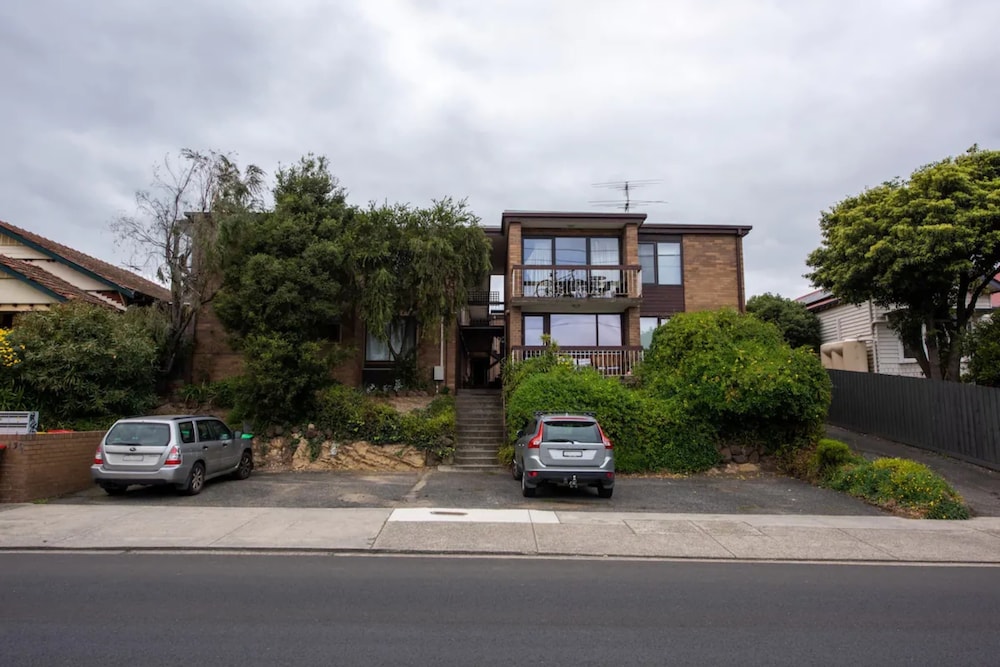 Well-appointed Sunny 2 Bedroom Apartment in Northcote With Parking