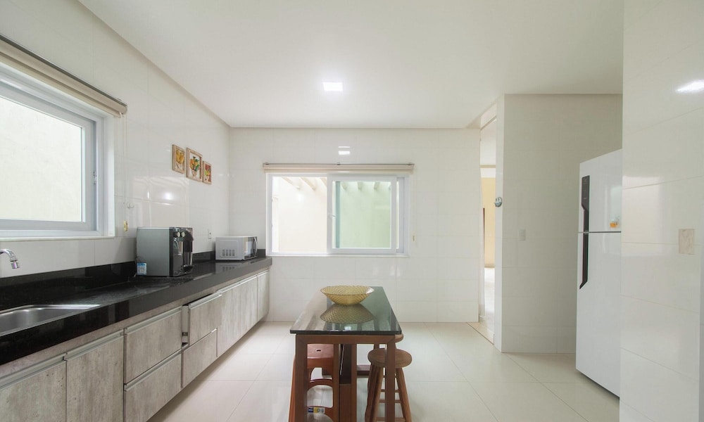 House w/ Pool and Barbecue Grill Thg0006