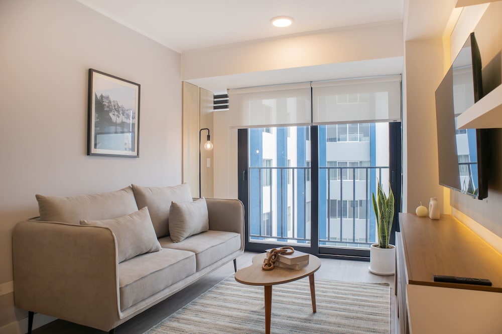 w Sunlit 1BR w Private Balcony in Miraflores