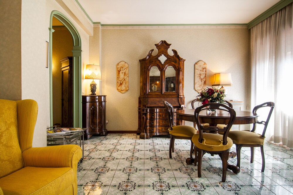Aurelio & Vaticano Elegant Flat
