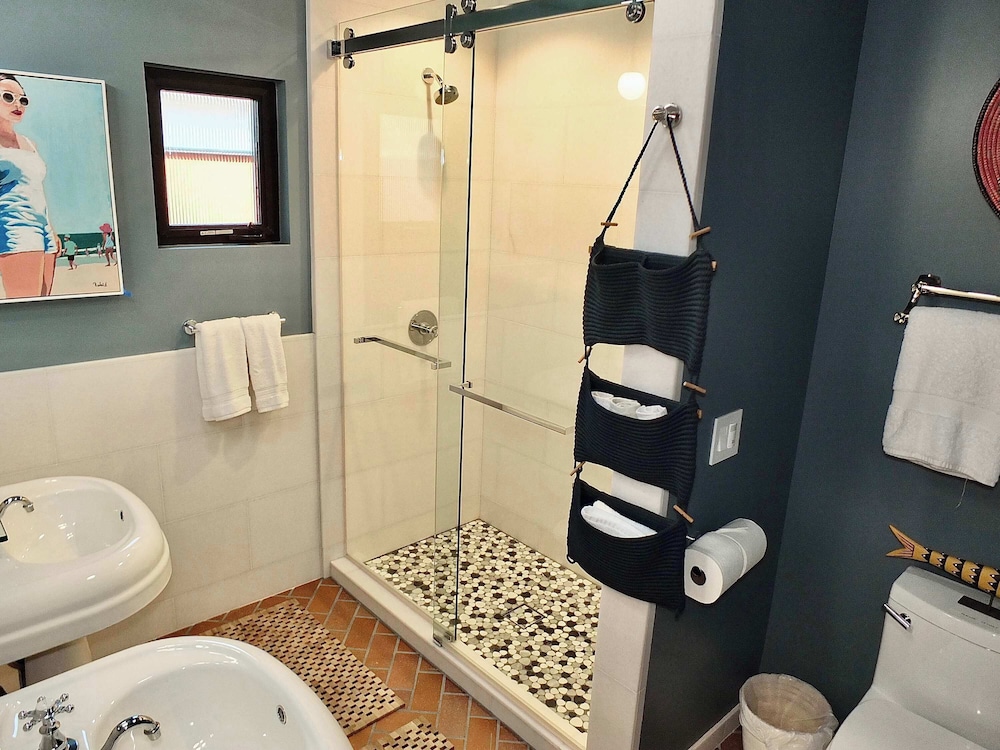 Naples Luxury Retreat - 2 BDR Stay for 4 With Rooftop Patio Near Shops