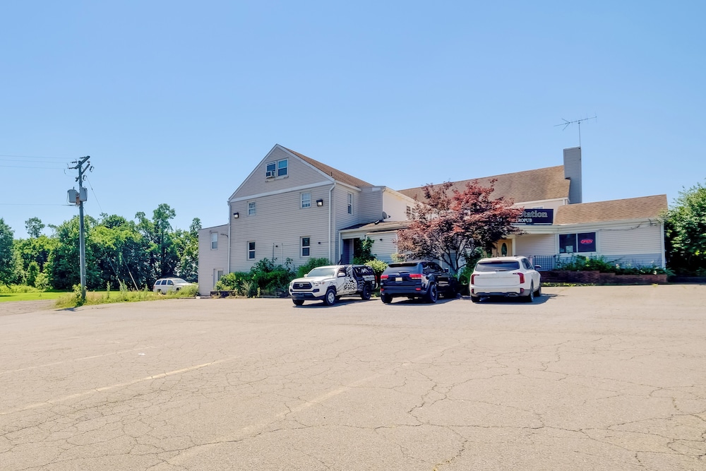 Near Loudoun Wine Trail: Apt w/ Restaurant On-site