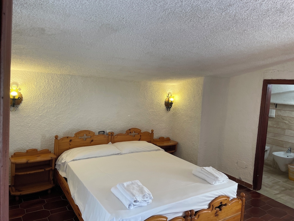 AL FARO VINTAGE HOTEL -SPIAGGIA LA CINTA-SAN TEODORO