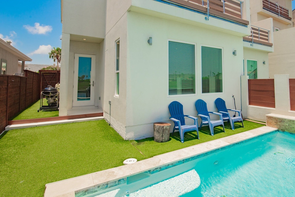 Waterfront Condo With Rooftop + Pool + Boat Slips