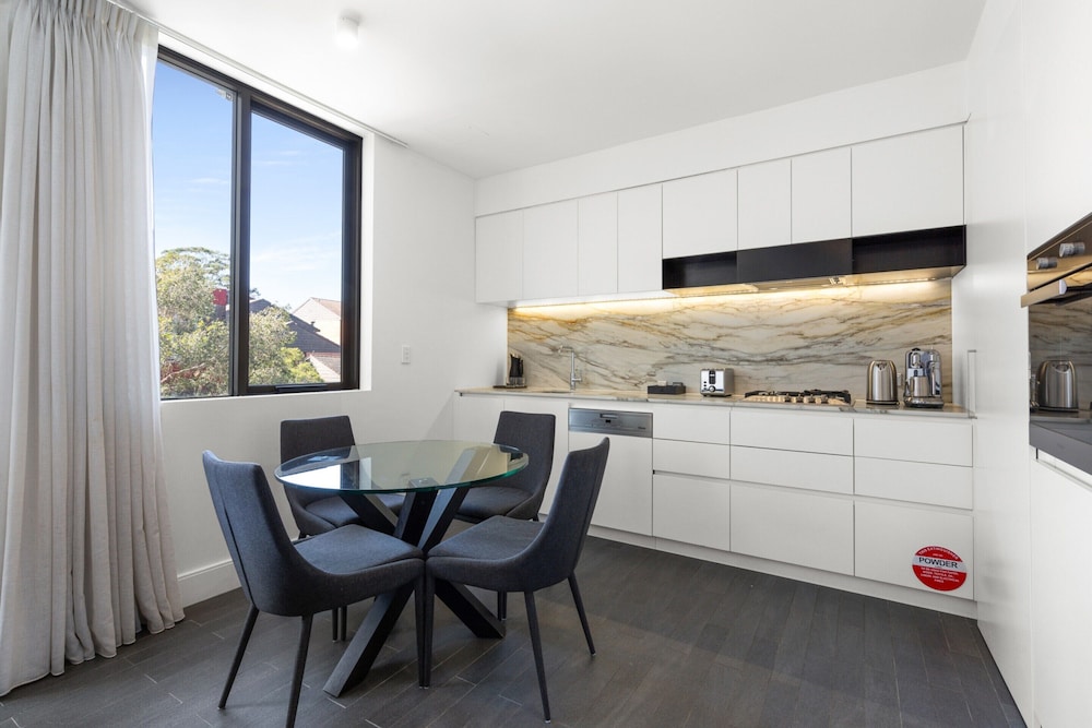 Modern 1-bed With Balcony in Surry Hills
