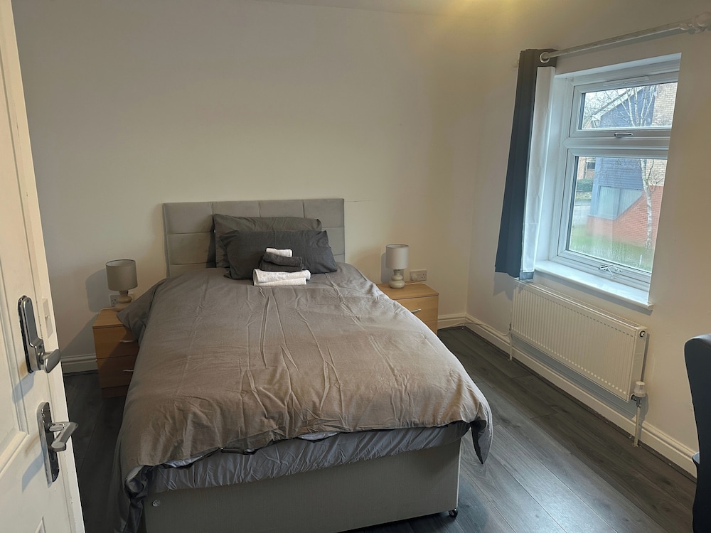 Spacious 4bed Home Near Woking Attractions&nature