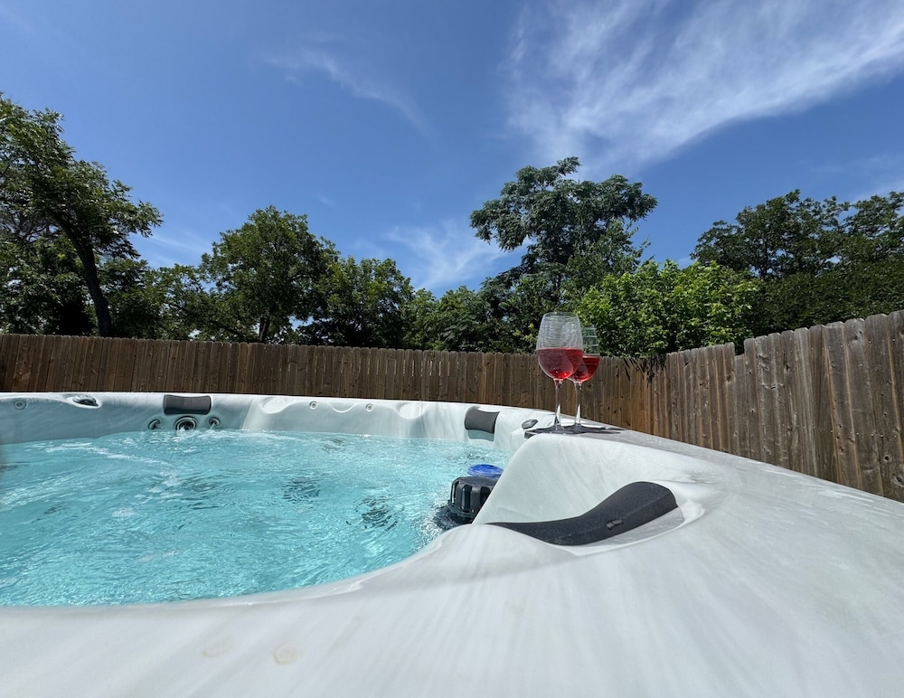 Zander Haus 3 Bedroom Home by RedAwning