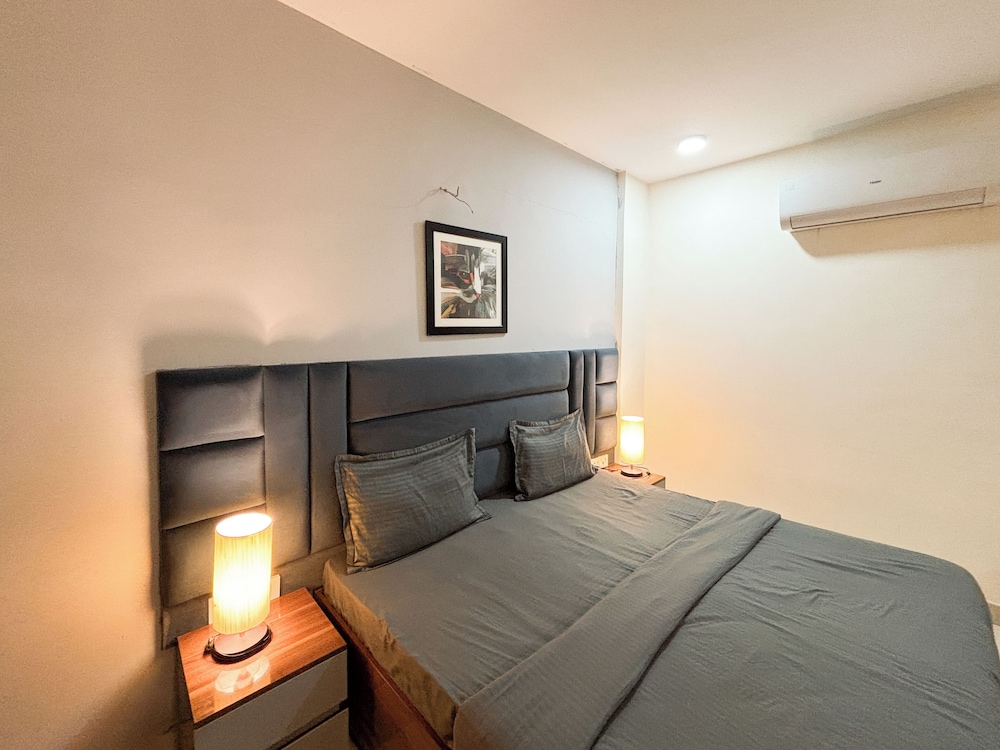 Housr Sector 28 Golf Course Road Next To Phase 1 Metro Station