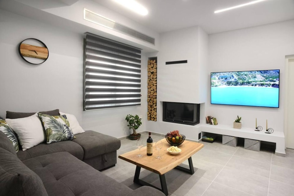 Damona 2BR Luxury Home With Garden view 2