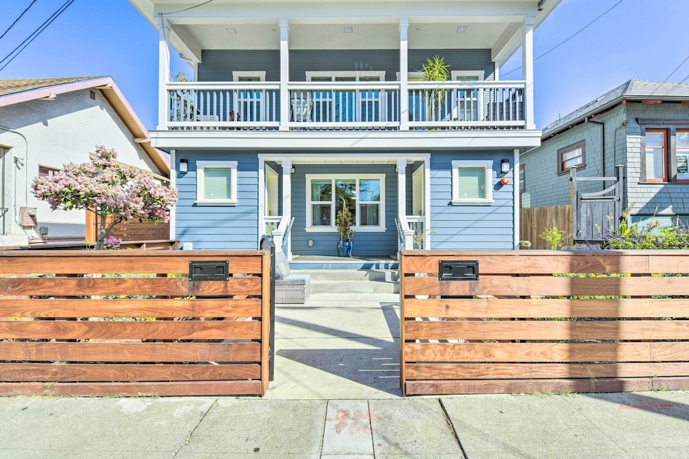 Sunny Oakland Retreat w/ Patio & Cute Garden!