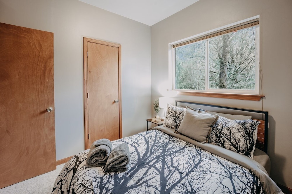 20gs - Wifi - F/p - W/d - Sleeps 6 3 Bedroom Home by RedAwning view 2