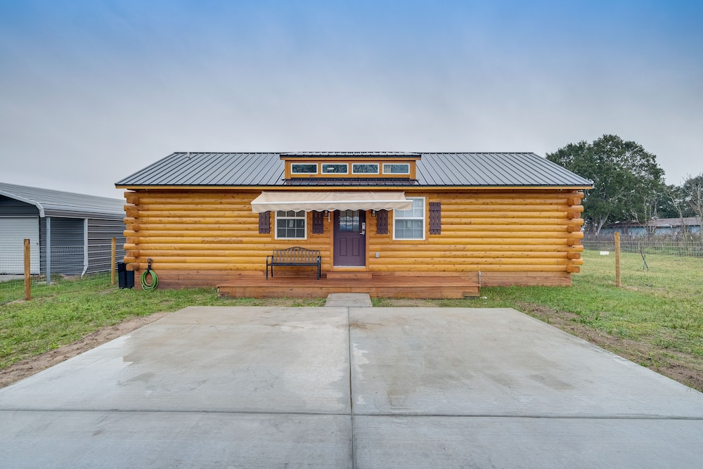 Cozy Wharton Cabin: Porch, Near Hunting & Fishing view 3