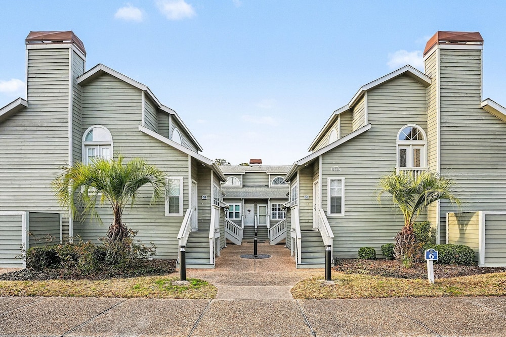 6F Cumberland - split level, 2 bedroom villa, full access!! 2 Condo