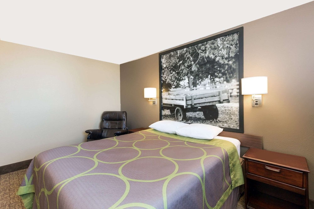 Super 8 by Wyndham Carroll view 4